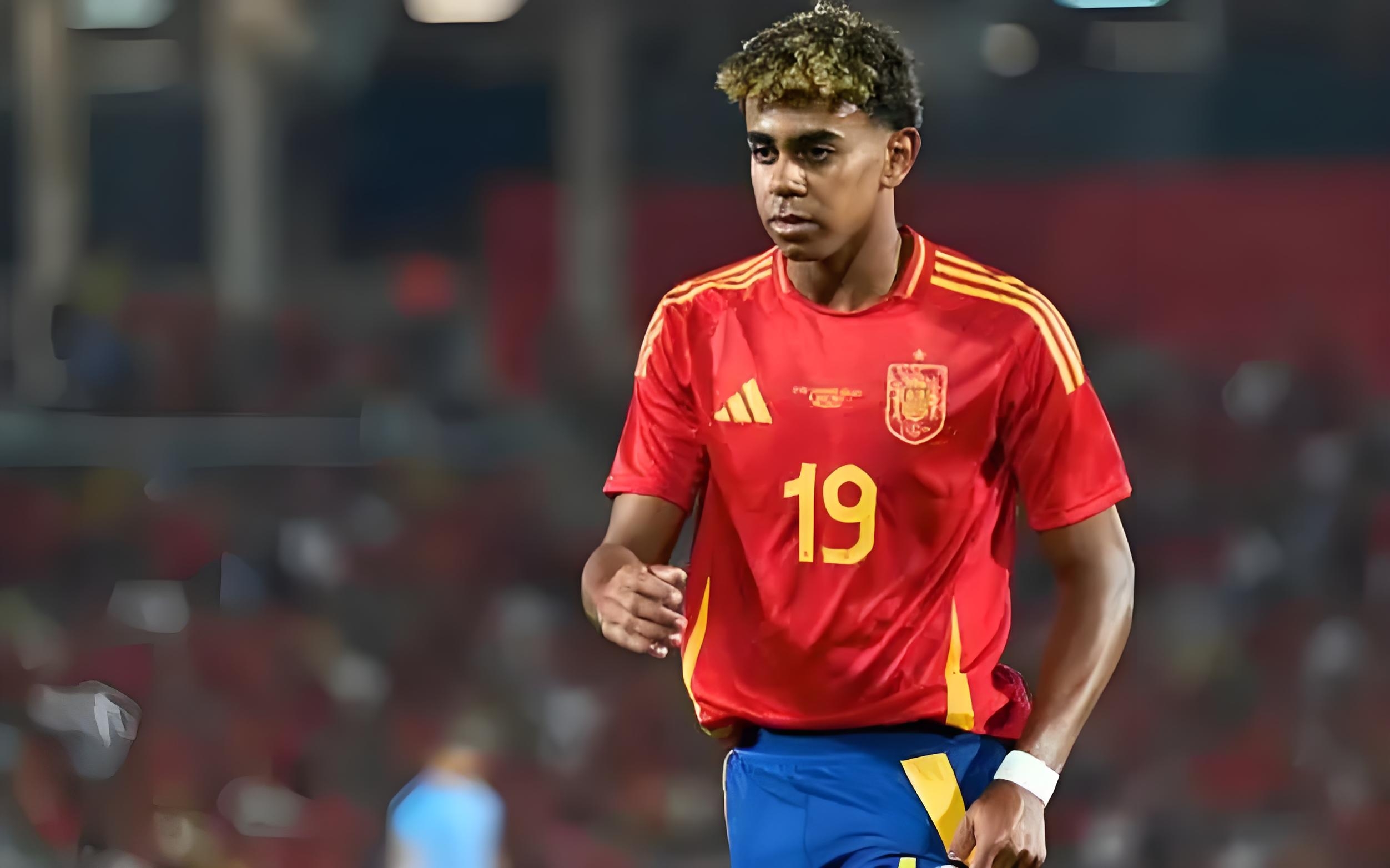 巴塞罗那球员参加活动,赢得球迷喝彩和掌声的简单介绍 巴塞罗那球员参加活动,赢得球迷喝彩和掌声的简单介绍