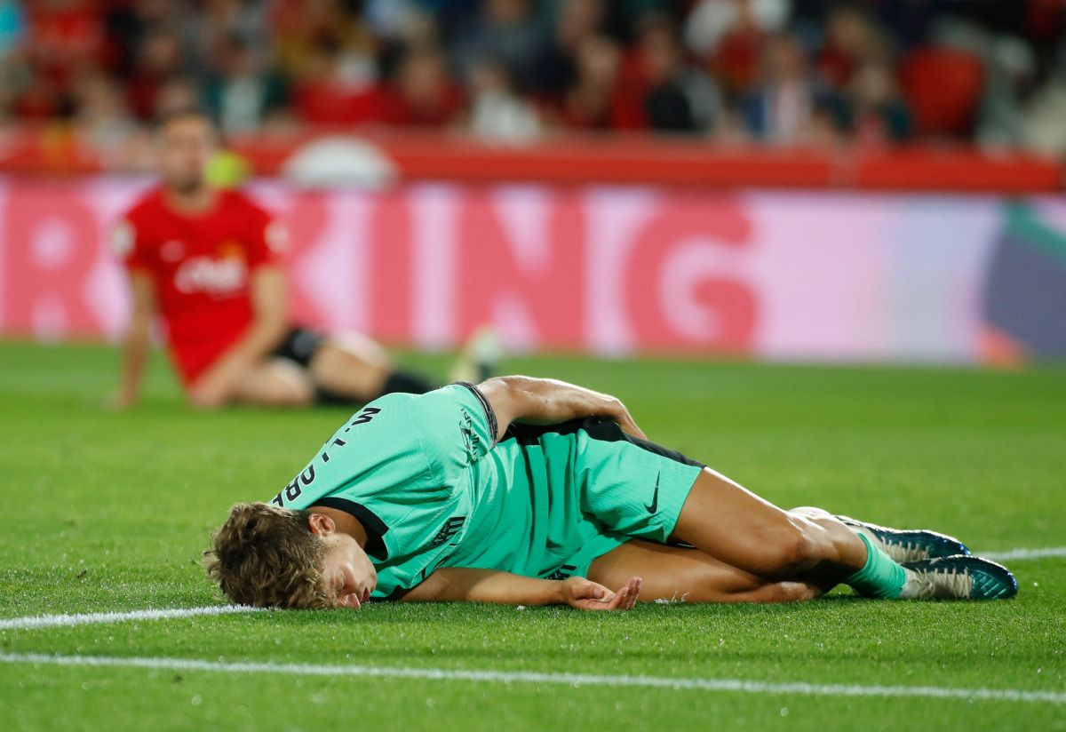 足球时刻:巴塞罗那队长受伤,球迷揪心的简单介绍 足球时刻:巴塞罗那队长受伤,球迷揪心的简单介绍