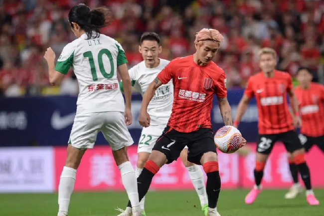 足球巅峰对决!国内国际强队碰撞 足球巅峰对决!国内国际强队碰撞