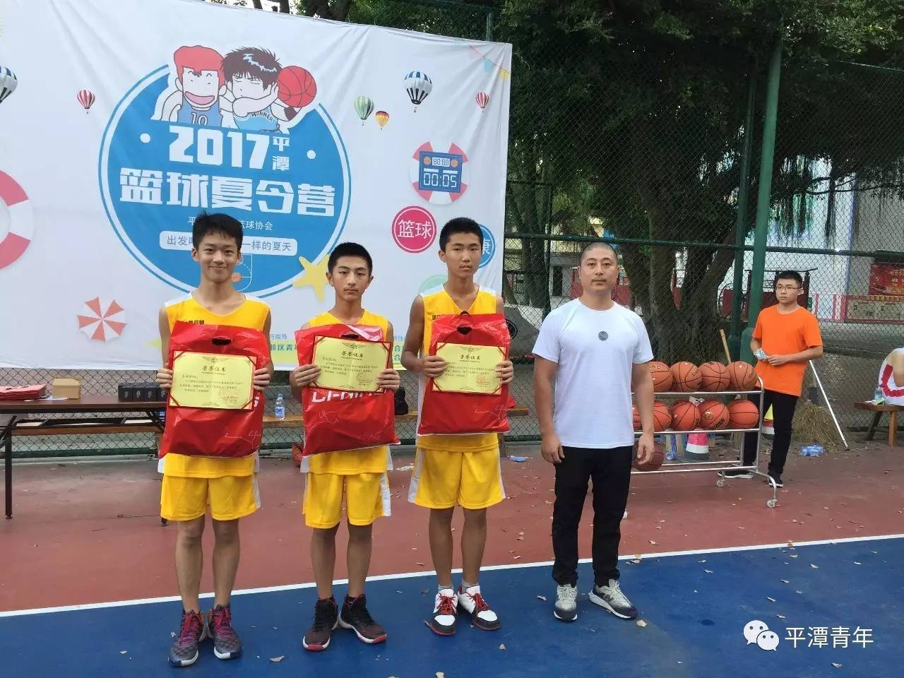 青少年篮球夏令营举行闭营仪式,感恩成长历程的简单介绍 青少年篮球夏令营举行闭营仪式,感恩成长历程的简单介绍