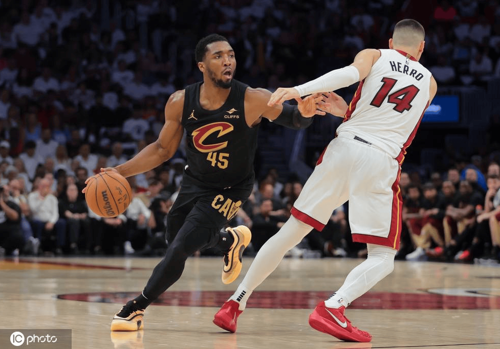 开云体育网站-爵士绝杀勇士，米切尔砍下35分