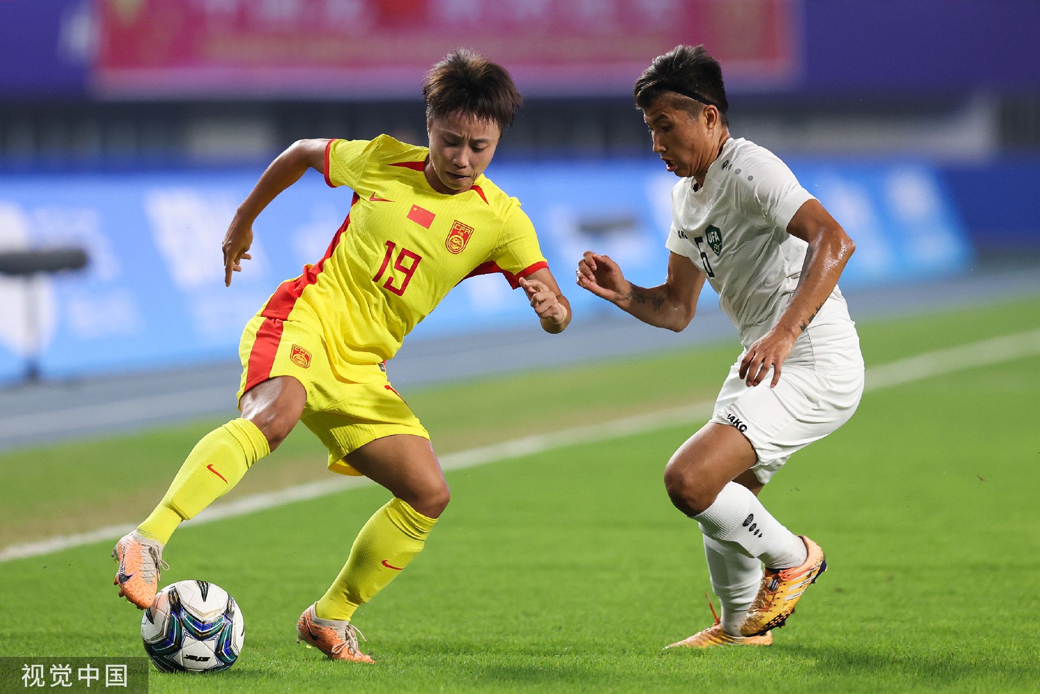 包含精神风貌：女足比赛球员展现拼搏精神的词条