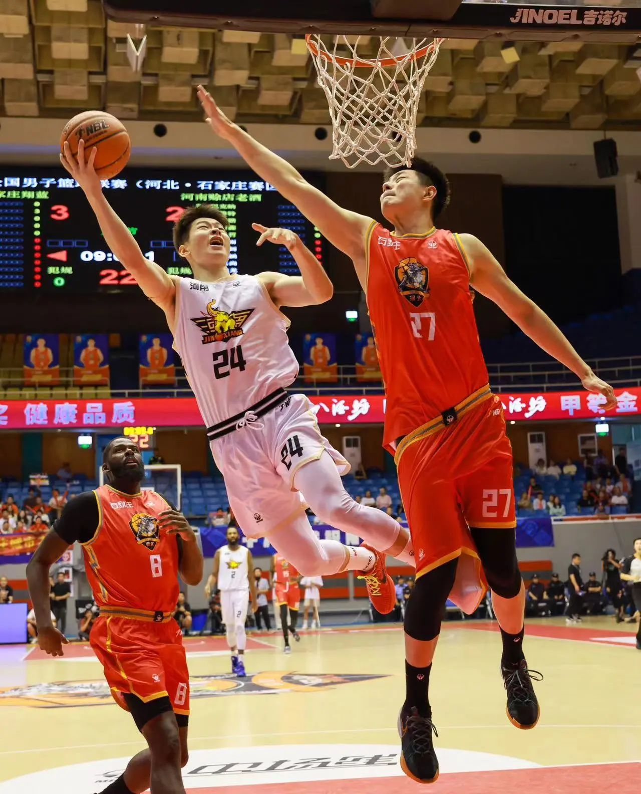 球队在比赛中发挥出色，获得胜利