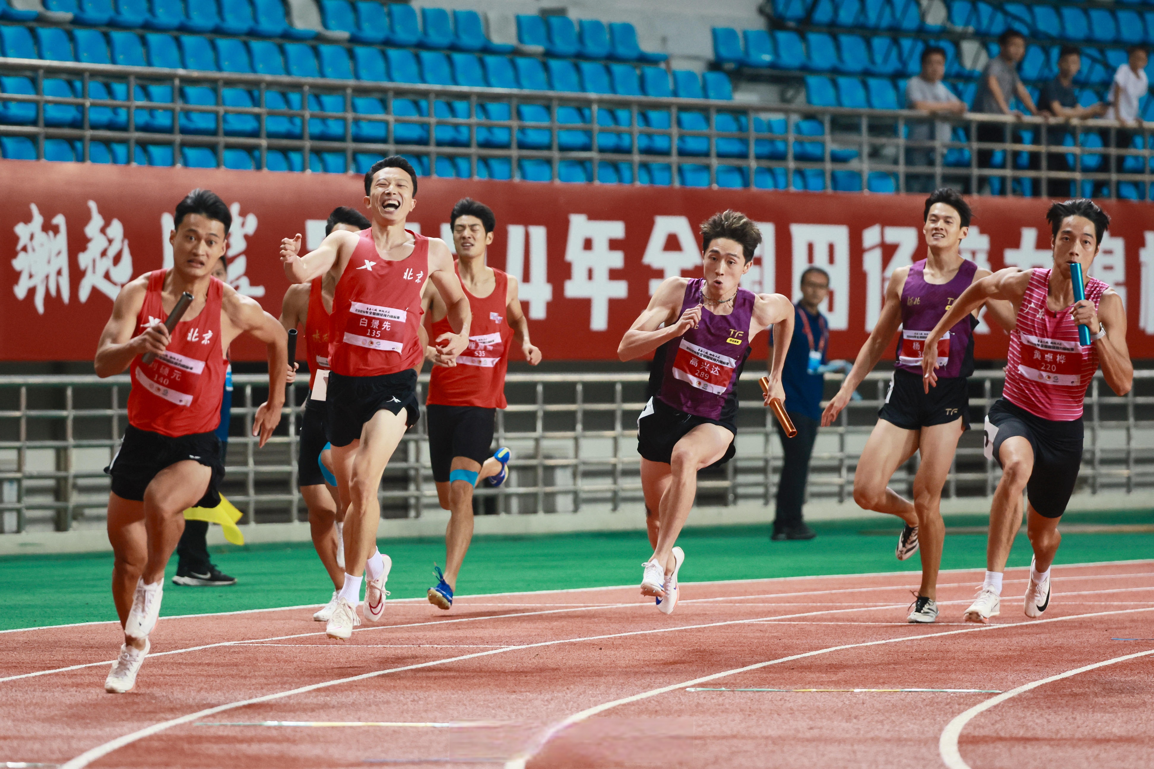 开云体育直播-关于众志成城，努力拼搏，队伍赢得难能可贵的比赛的信息