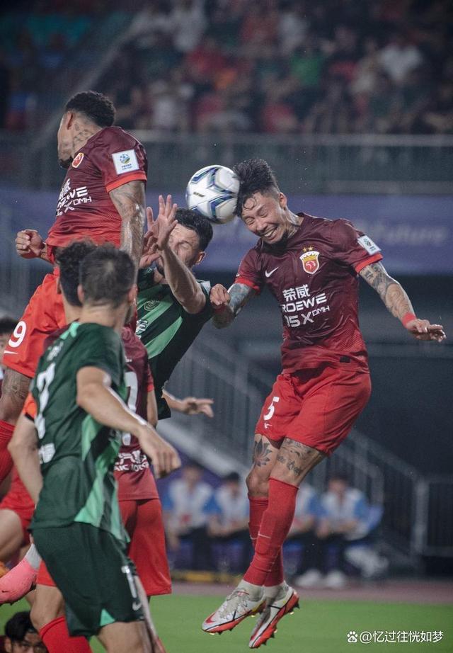 开云体育地址-足球比赛继续燃爆激情，球员表现突出