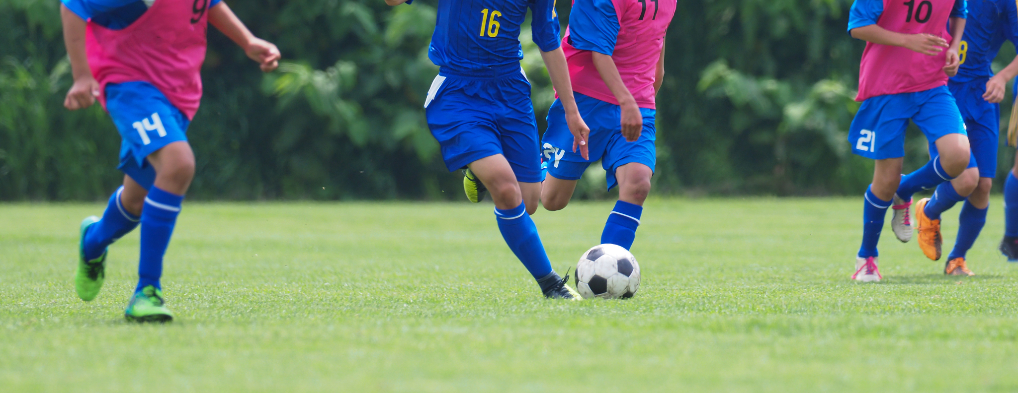 足球比赛继续燃爆激情,球员表现突出 足球比赛继续燃爆激情,球员表现突出